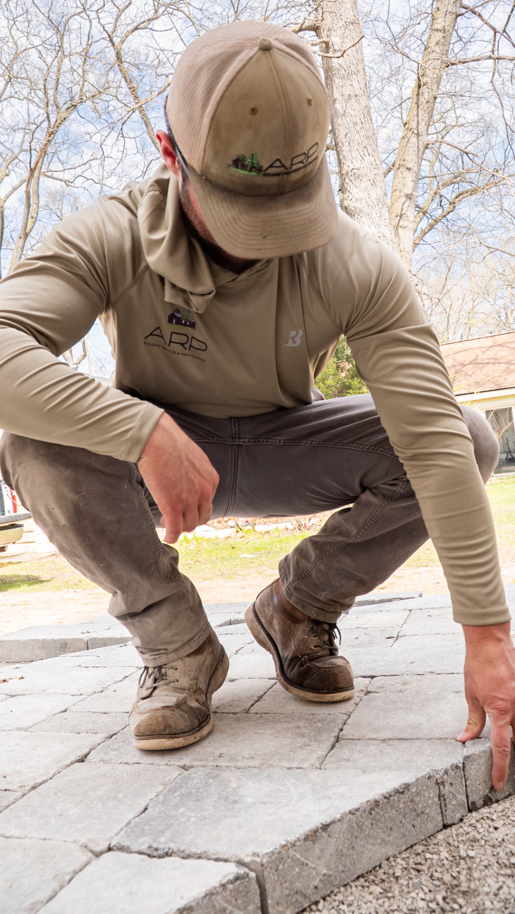 Hand-Fitting Curved Border Pavers